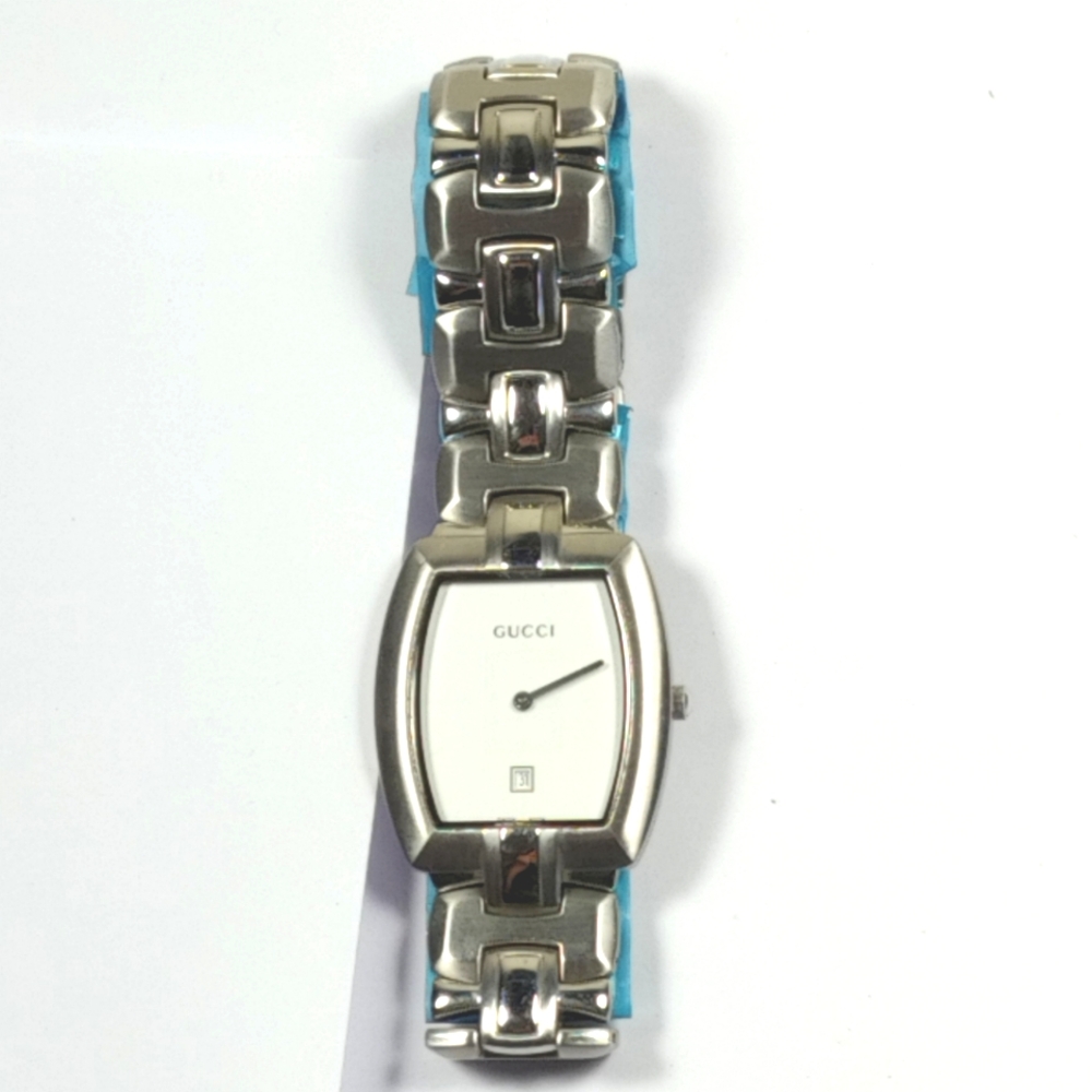 Gucci Women's Watch in New Condition *Needs battery replacement* - Picture 4 of 11
